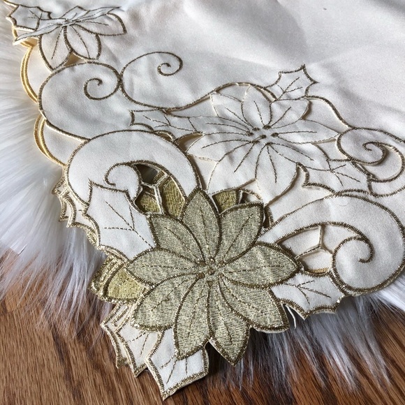 Homewear  ivory Shimmering Poinsettia set of 4 table linens - Picture 3 of 6
